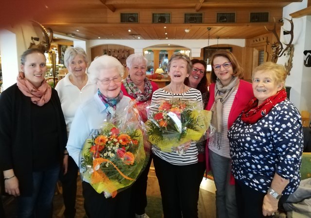 Die Jubilarinnen Trude Belina und Helga Holzer umrahmt von den Gratulantinnen der SPÖ Frauen Landeck.
  | Foto: SPÖ Landeck