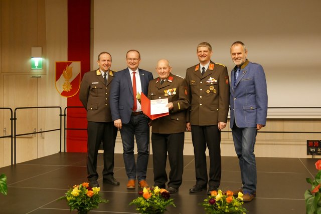 Leopold Esterbauer ist seit 70 Jahren Feuerwehrmann und wenn möglich, auch bei Ausrückungen noch immer fleißig dabei. | Foto: FF Ranshofen