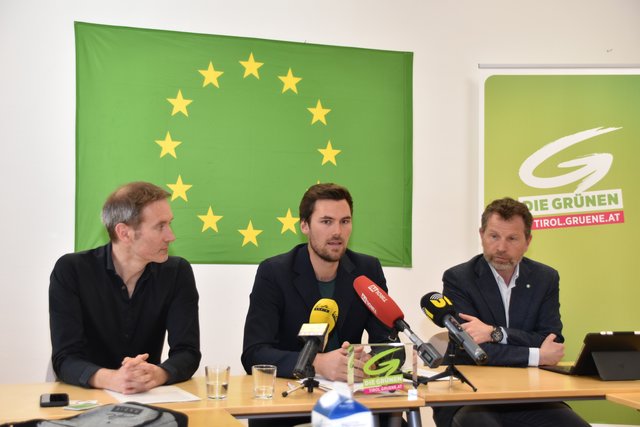 Schulterschluss der Grünen: V.l. Markus Büchler (Bayern), Michael Mingler (Tirol) und Hanspeter Staffler (Südtirol) sprechen "mit einer Stimme". | Foto: Kainz