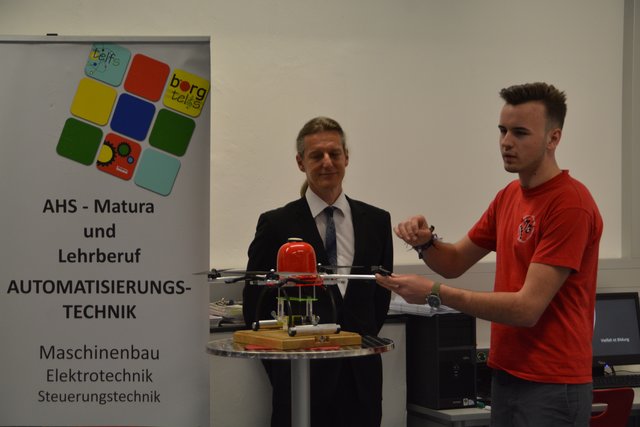 Ein kameragesteuertes kleines Raupenfahrzeug und eine Lawinensuch-Drohne wurden von den Schülern des Technischen Gymnasiums vorgestellt.