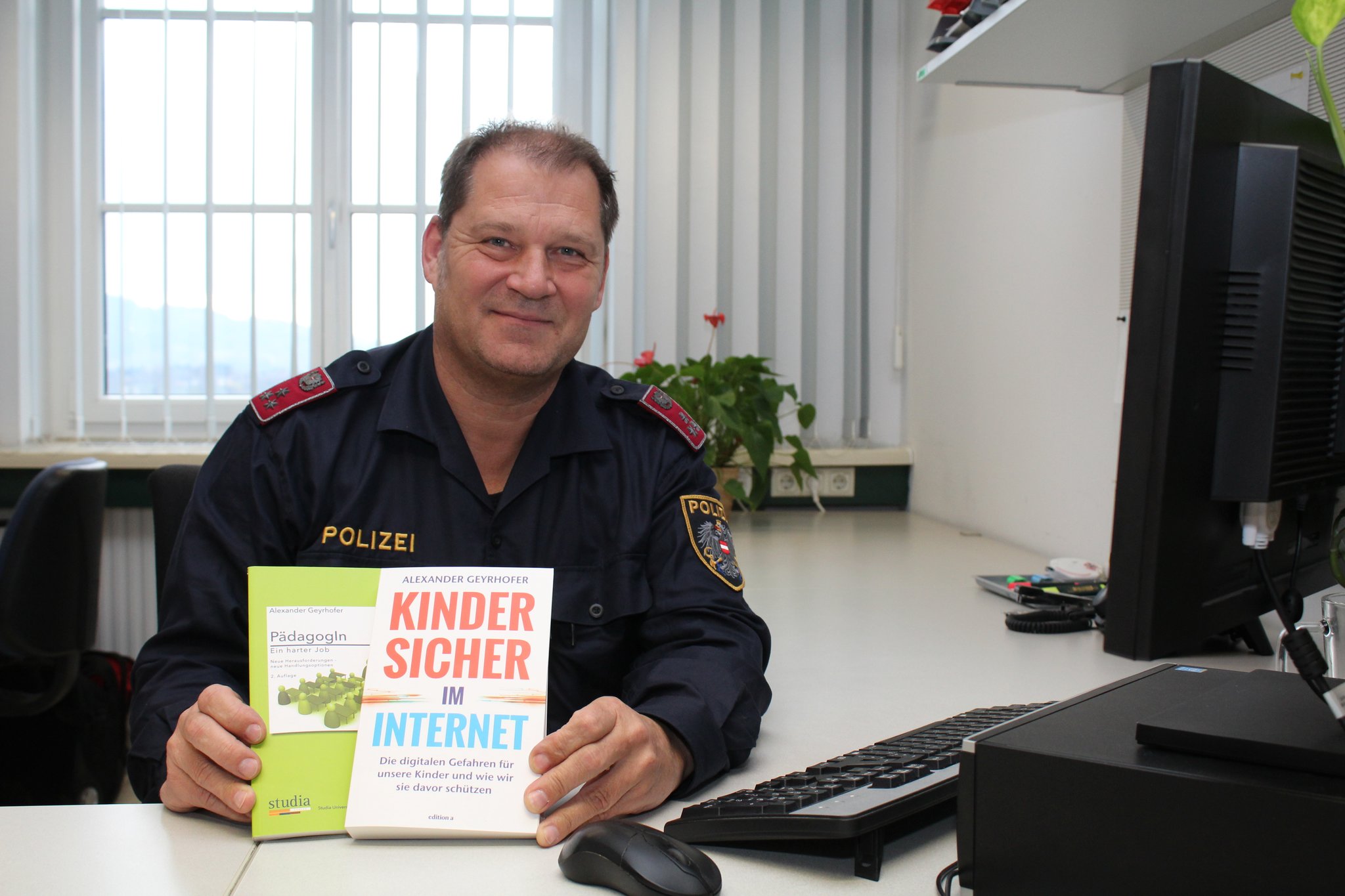 Kargl: Weil ich wieder eine andere Perspektive der Polizeiarbeit kennenlernen wollte. Wie viele Polizisten haben die Ausbildung gemacht? Aus ganz Obersterreich 38 aus dem Innviertel waren wir nur zu zweit. 28-jhrige Polizistin schafft Chef-Ausbildung - Schrding
