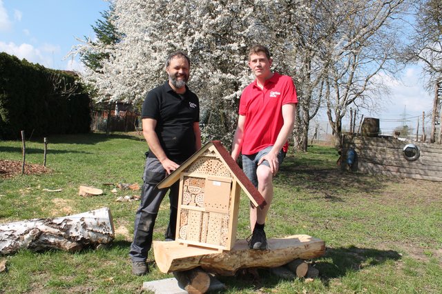 Caritas Mitarbeiter Christoph Exner-Bauernfeind und Bewohner Daniel Auer präsentieren ein „Insektenhotel“.  | Foto: BRS/Losbichler