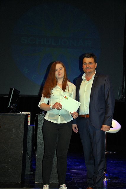 Die Gewinnerin der Euro 1000,- Magdalena Vauti, mit Moderator Josef Polesnig