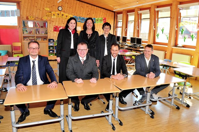 "Nachsitzen" der Ehrengäste im Beisein von Direktorin Romy Wurzer und der Lehrerinnen Claudia Haselwanter sowie Beate Staudacher für Bgm. Karl-Heinz Prinz, LR Johannes Tratter, SPÖ-Chef Georg Dornauer und Vizebgm. Gregor Reitmair aus Mutters (v.l.n.r.) | Foto: Hassl
