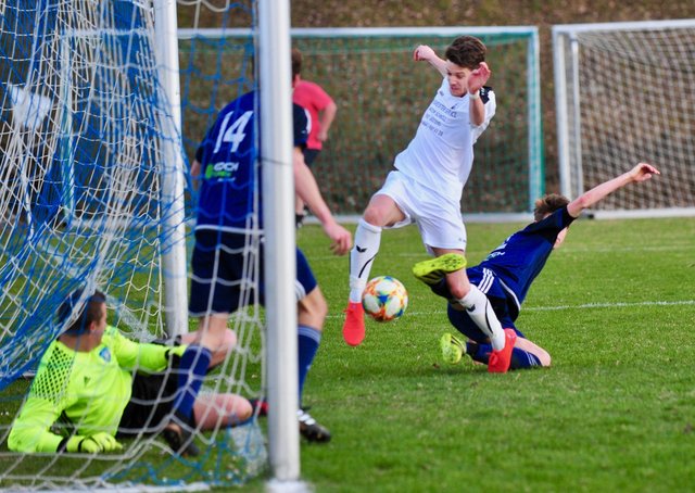 Matthias Leitner räumte im Strafraum auf – Ball und Gegner landeten im Gehäuse! | Foto: Hassl