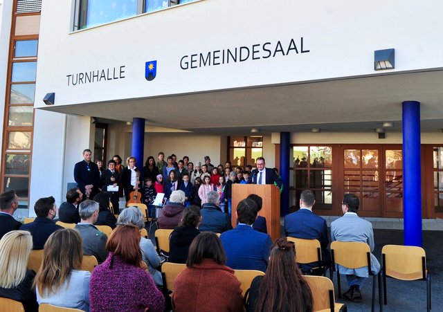 Bgm. Karl-Heinz Prinz verlieh seiner Freude über das gelungene Werk beim Festakt Ausdruck. | Foto: Hassl