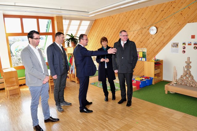 Lokalaugenschein der Ehrengäste in einem der vielen neuen Räume, die hier zur Verfügung stehen. | Foto: Hassl