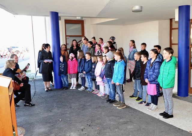 Der Kinderchor begrüßte die vielen BesucherInnen auf musikalische Weise. | Foto: Hassl