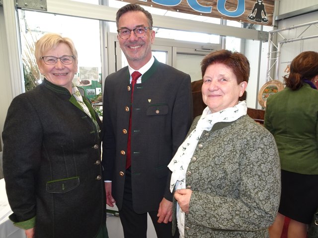 Brunhilde Lukitsch und Anni Werner empfangend den neuen Landesjägermeister Roman Leitner in der Gernot Arena.