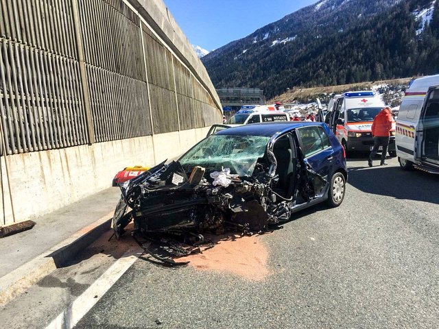 Nach einem Unfall mit mehreren Pkw war die S 16 Arlberg Schnellstraße bei Flirsch in beiden Fahrtrichtungen gesperrt. | Foto: zeitungsfoto.at