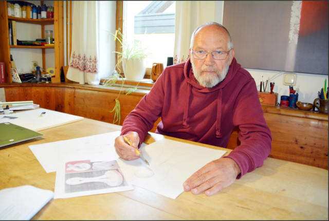 Ein Bild aus dem Jahr 2015, als die Bezirksblätter Heinz Bruckschwaiger bei der Arbeit an der Regionalitätspreis-Trophäe zusehen durften.