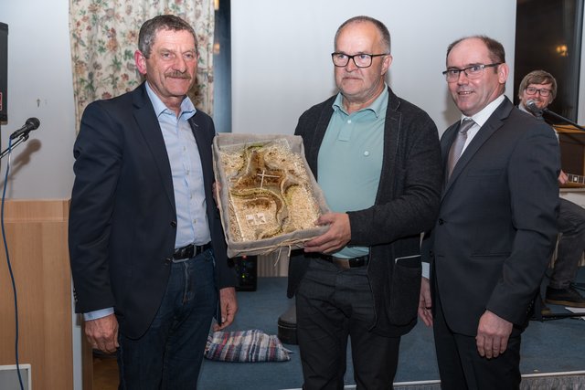Danke an Josef Eibl für seinen Einsatz durch Bürgermeister Josef Wögerbauer (re) und Alt-Bürgermeister Rudolf Kehrer (li). | Foto: Alfred Hofer