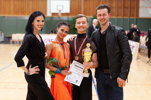 Liliane Farkas und Leon Mühleder starten für Keep Swinging Langenzersdorf. Sie holen sich den Meistertitel in der A-Klasse. Hier mit ihren Trainern Kamila Sakowska und Virgilio Bumbu. | Foto: Regina Courtier