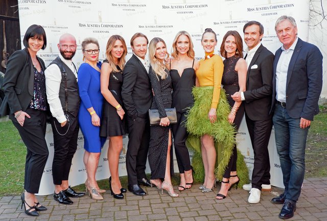 prominente Jury: Heike Stadl, Stylist Dieter Ferschinger, Psychotherapeutin Dr. Sandra Köhlmeyer, Ästhetische Chirurgen Dr. Simone May und Dr. Thomas Rappl, Lizensnehmerinnen Kerstin Zacharias und ehem. Golflegende Stefanie Kogler, Star-Designerin Eva Poleschinksi, Weekend-Geschäftsführerin Nadja Tanzer, Unternehmer Sascha Penkoff und Fußball-Legende Walter Schachner (von links nach rechts) | Foto: Photo Credit by Judith Pataki