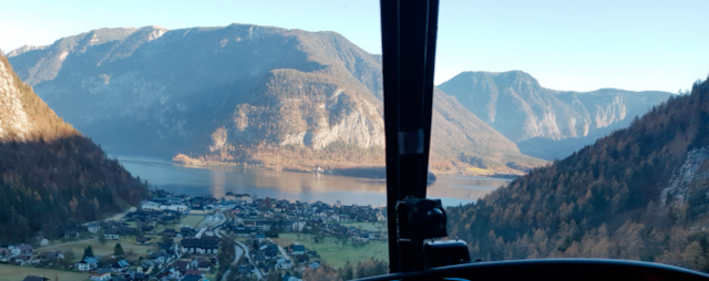 Per Helikopter-Rundflug sowohl Hallstatt, als auch die Luft genießen.