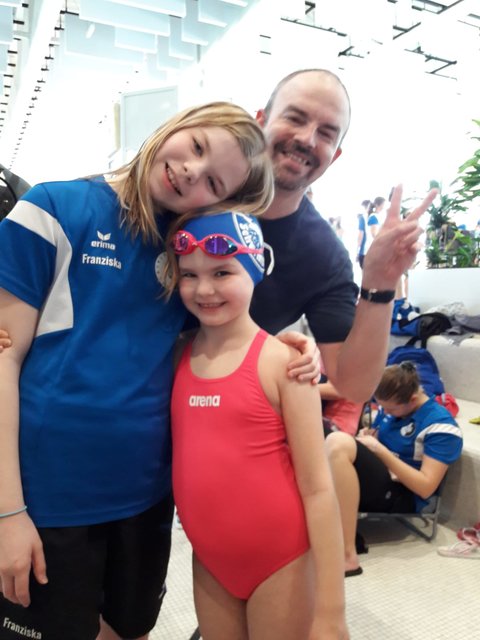 Mächtig stolz auf seine Töchter: Katharina(7) holt auf Anhieb ihren ersten TOP 10 Platz, Franziska(10) viermal Edelmetall!
