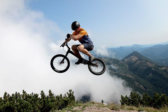 Thomas Pechhacker hat sein Hobby zum Beruf gemacht und ist vom Trial-Sport vollauf begeistert. | Foto: Pechhacker