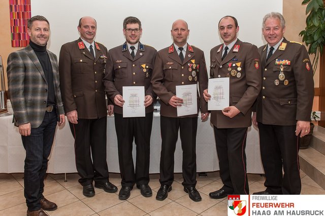 25-jährige Dienstmedaille:
von links: Bgm. Ing. Konrad Binder, Kommandant Helmut Wetzlmaier, Martin Köck, Daniel Wilflingseder, Josef Riedl, Abschnittskommandant Franz Oberndorfer