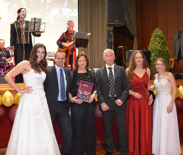 Malina Kavallar und Leonie Katholnig vom Ballkomitee rahmen Michael Glantschnig, Anneliese Obernosterer, Andreas Biederman und Astrid Sabaini ein