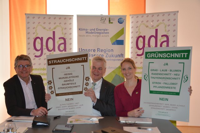 Karl Huber, Anton Kasser und Manuela Zebenholzer mit den Gebotstafeln des Grün- und Strauchschnitts.