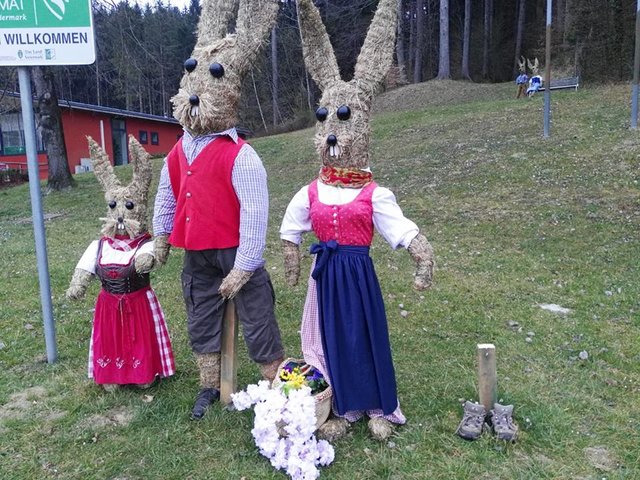Wo ist der kleine Osterhase "Gustl"? Drei Jugendliche klauten ihn einfach. | Foto: Stadt Köflach