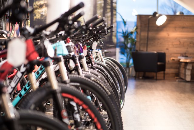 In Berni‘s Bikeshop finden Sie eine große Auswahl an Mountainbikes, E-Bikes und Kinderrädern. | Foto: Berni‘s Bikeshop/David Robinson Photo