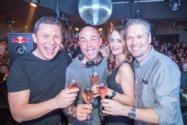 Von links: DJ Tom Snow, DJ Insulin Junky mit weiblichen Fan und Remembar-Chef Marc Zeller.