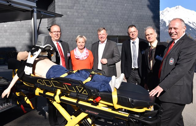Von links Rettungsdienst Tirol-GF Andreas Karl, Qualitätsreferentin Agnes Neumayr, Gesundheitslandesrat Bernhard Tilg, Ärztlicher Leiter Adolf Schinnerl, Qualitätsmanager Michael Baubin sowie Rettungsdienst Tirol-GF Wilfried Unterlechner.