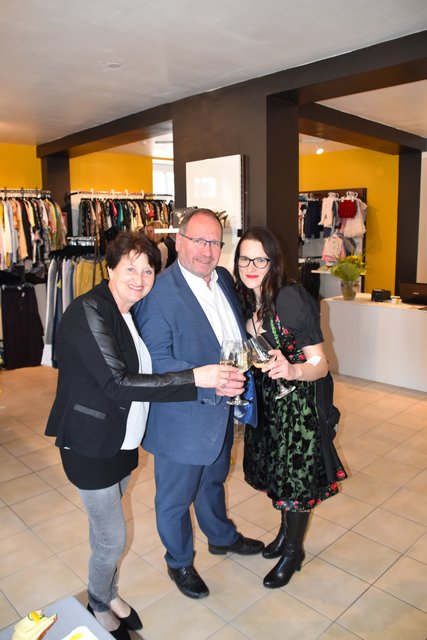Stoßen auf die Eröffnung an: Monika Binder, Vize Harald Schinnerl, Vanda Pomberger. | Foto: Pricken