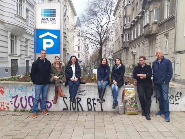 Engagierte Josefstädter: die Gärtner des Gemeinschaftsgartens vor ihrem neuen Projekt. | Foto: BV8J