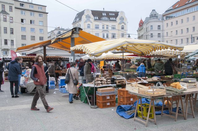 Der Bauernmarkt am Freitag und Samstag bietet Biologisch-Regionales und kaum konventionelle Produkte. 