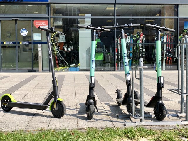 Ab Mitte April stellen zwei Anbieter ihre elektrischen Leih-Scooter den Linzern zur Verfügung. | Foto: Baumgartner/BRS