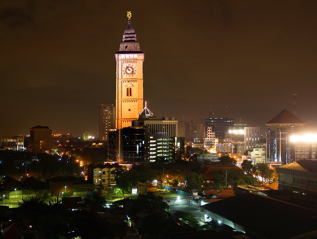 Mit einer Höhe von 300m bildet der Chungxing-Tower das weithin sichtbare Wahrzeichen der chinesischen Metropole