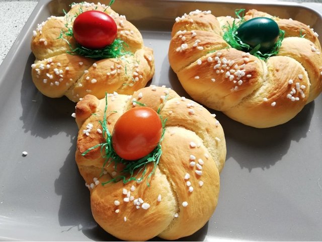 Ein Germkranz zu Ostern mit Butter drauf ist immer lecker! | Foto: Foto: Knoflach-Haberditz