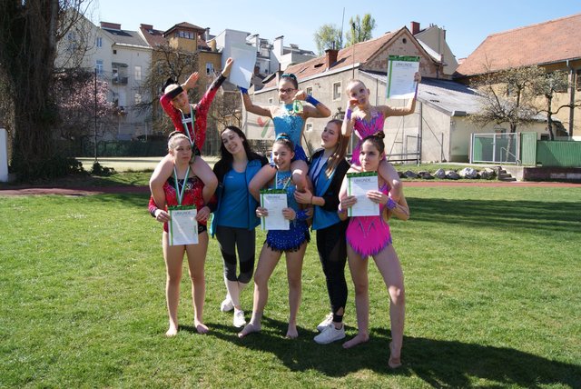 Oben Marie Decker, Hannah Gartler, Sophie Stampfer, unten Lauryn Umgeher, Trainerin Raphaela Reimelt, Emely Axmann, Amelie Gattinger, Emma Engelbrecht