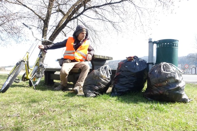 Sandór Buz sammelte in Hofstetten-Grünau eine Menge Müll ein. Auch in Weinburg halfen am Wochenende viele Freiwillige. | Foto: Buz