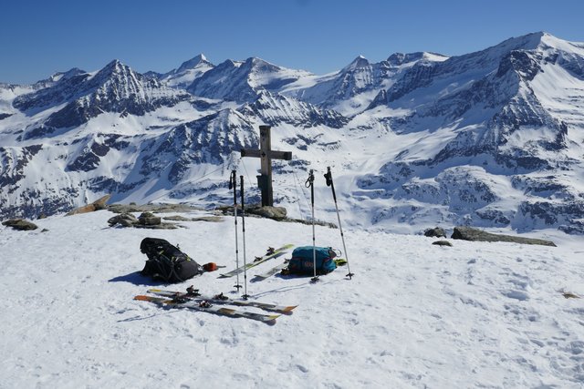 Am Gipfel der Hohen Fürleg öffnet sich der Blick ins Herz der Hohen Tauern vom Hocheiser (links) bis zur Hohen Riffl (ganz rechts).  | Foto: Thomas Neuhold