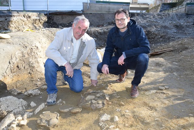 Freuen sich über die Funde aus der späten Bronzezeit: Bgm. Helmut Walch und Archäologe Christoph Gutjahr. | Foto: Eva Heinrich