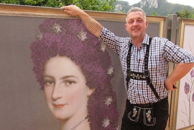 Vor Event-Designer Hannes Hruby bleibt nicht einmal ein Gemälde verschont. Auch darin verewigt er seine Kreativität. | Foto: Foto: Hruby