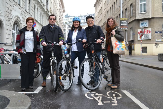 Die Josefstädter Bezirkschefin Mickel-Göttfert (l.) hat den Radweg schon getestet.  | Foto: BV8