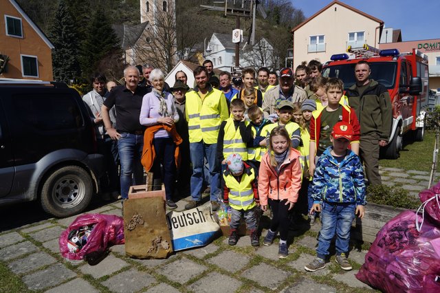 In Klöch haben sich zahlreiche Aktive eingefunden, um zu sammeln.  | Foto: Marktgemeinde Klöch