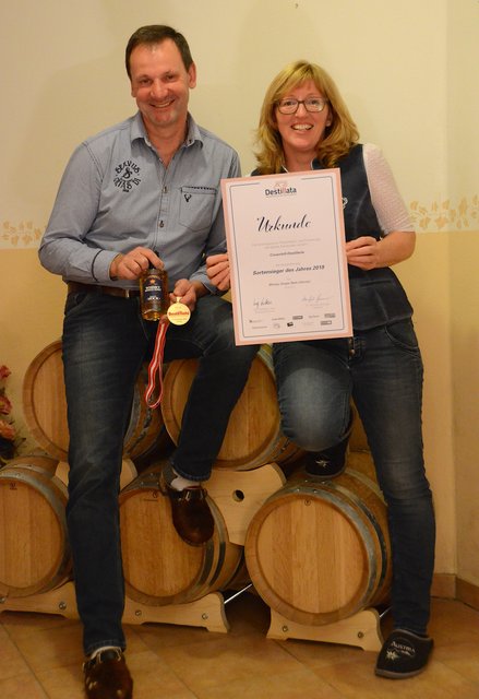 Mit Stolz präsentieren Manfred und Monika Höck ihren Spitzen-Whisky aus Schwoich. | Foto: hn media / Nageler