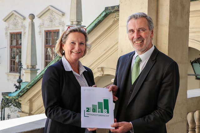 Starker Tätigkeitsbericht: Landtagspräsidentin Bettina Vollath und Landesrechnungshof-Direktor Heinz Drobesch erfreut über Kooperation mit der Landesverwaltung. | Foto: Land Steiermark