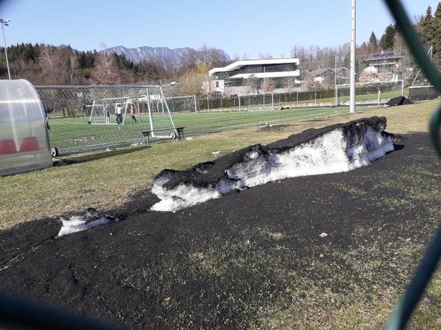 Auch in Kirchbichl ist der vom Kunstrasenplatz geräumte Schnee tiefschwarz vor lauter Kunststoffgranulat. | Foto: Fluckinger