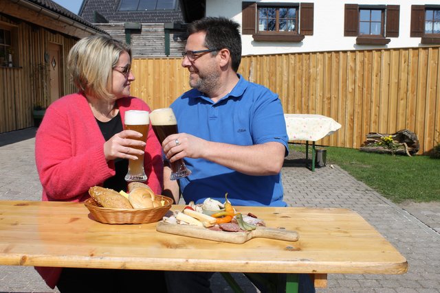 Im "Woigartlbräu" von Carmen Schober und Alexander Schiemer gibts selbtsgebrautes Bier und typische Heurigenspezialitäten.  | Foto: BRS
