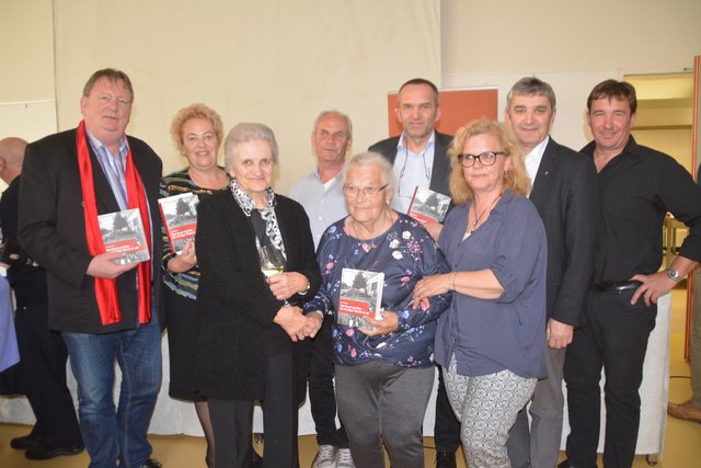 Bei der Buchpräsentation waren auch einige Familienvertreter des Autors Felix mit dabei.
