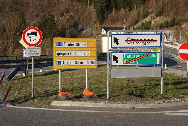 Hangrutschgefahr zwischen Pians und Strengen: Die Umleitung erfolgt über den Strenger Tunnel.