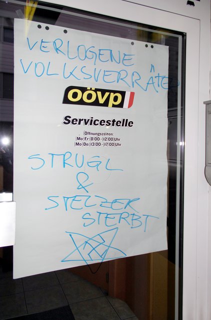 Unbekannte hinterließen auf der Eingangstür des ÖVP-Büros in Wels diesen Schriftzug. | Foto: OOEVP