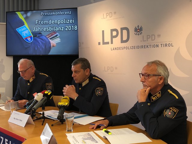 Erich Lettenbichler, Leiter der Einsatzabteilung, Helmut Tomac – Landespolizeidirektor und Harald Baumgartner – Leiter der Fremden- und Grenzpolizeilichen Abteilung