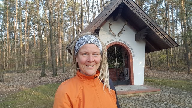 &lt;f&gt;Lieblingsplatz:&lt;/f&gt; Elisabeth vor der Hubertuskapelle. | Foto: Nussbaumer